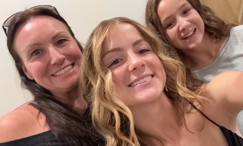 London Howell (center) with her stepmom and younger sister