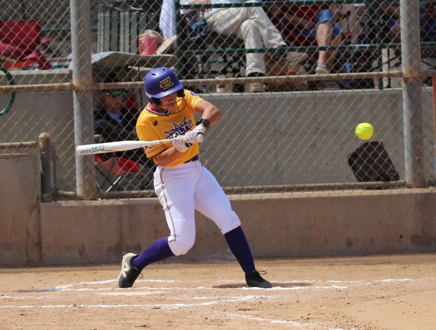Hannah_Jo_Sullivan_Birmingham_Thunderbolts_bat