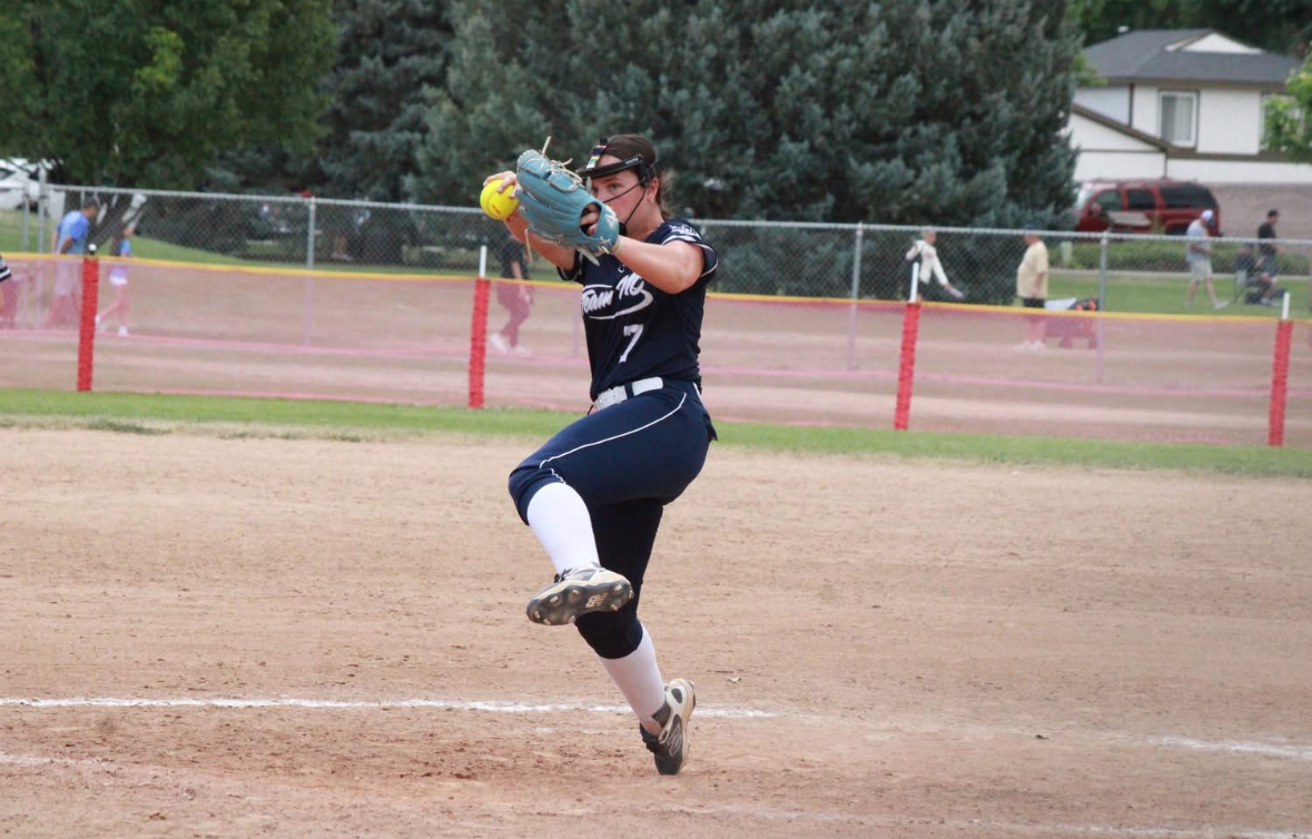 Kaylee Hodges pitching