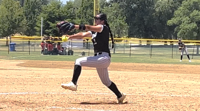 Jayleen Mendoza, a 2030 pitcher, in the circle for the Athletics Mercado - Tidd 2011 team GOOD