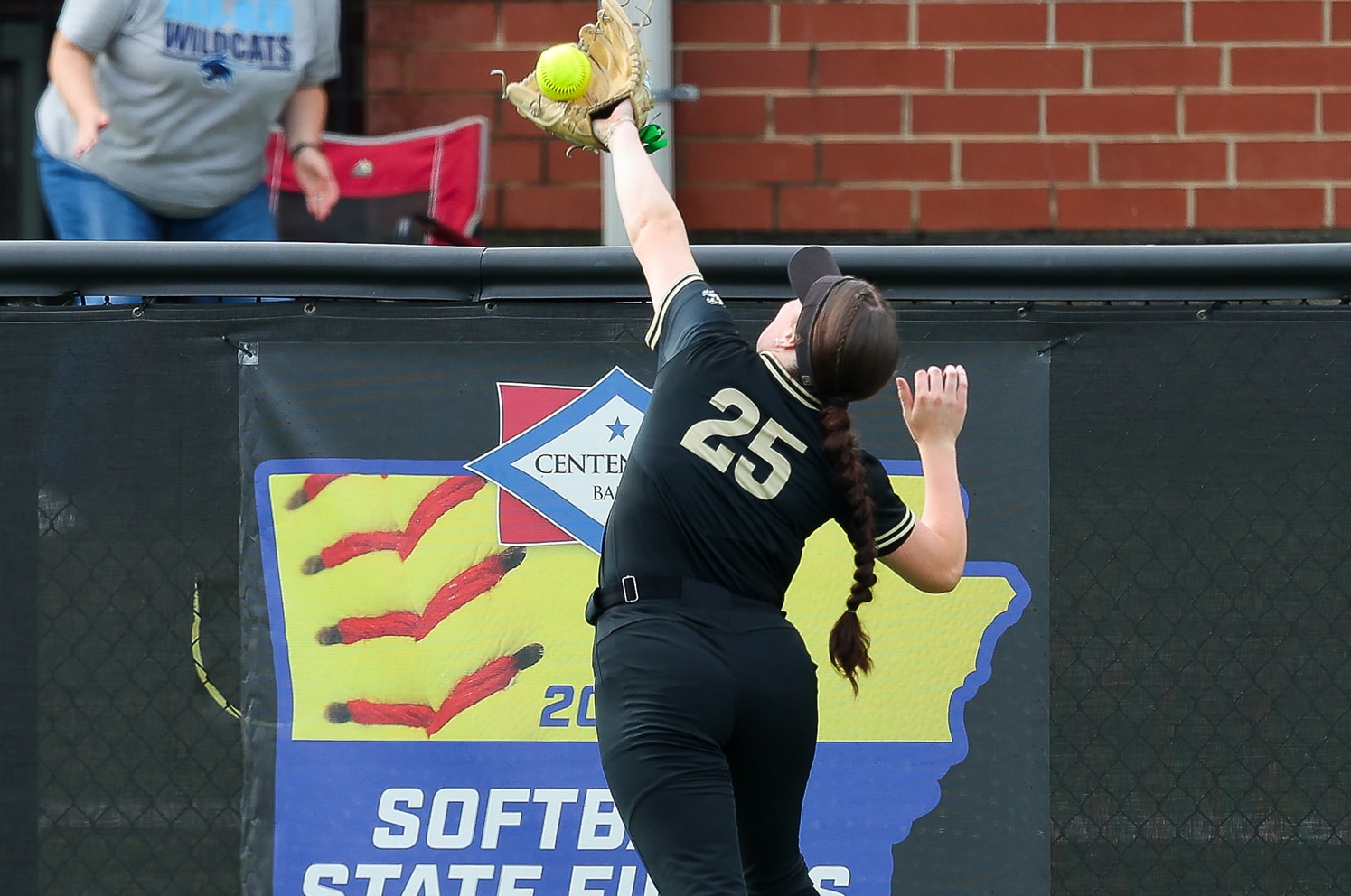 Marissa Gianneschi made an incredible over-the-fence catch in the Arkansas 6A state championship game to preserve a no-hitter for her team GREAT!!!!!!!!!!