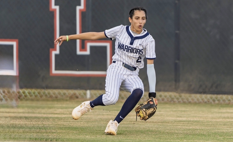 ACTION - Yessy Lugo makes a play in the outfield
