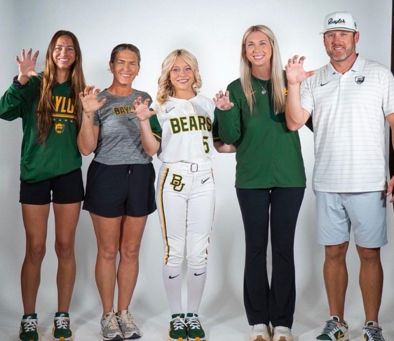 Krimson Calhoun (middle), ranked No. 9 in the 2028 HOT 100, joins the Baylor family in making the Bear Claw signal