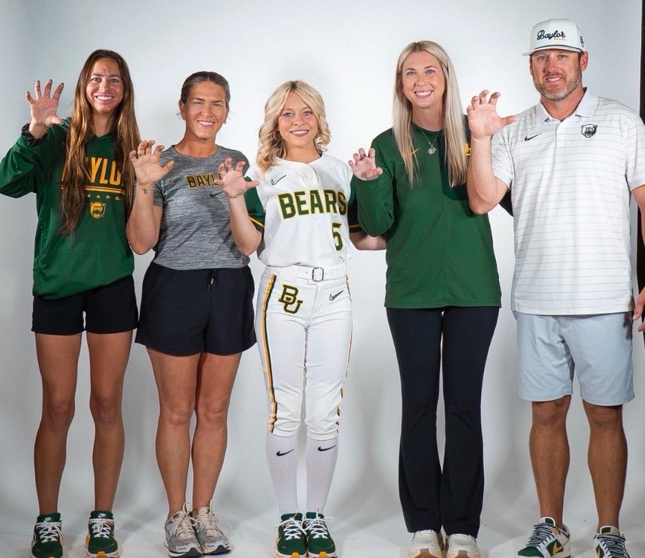 Krimson Calhoun (middle), ranked No. 9 in the 2028 HOT 100, joins the Baylor family in making the Bear Claw signal